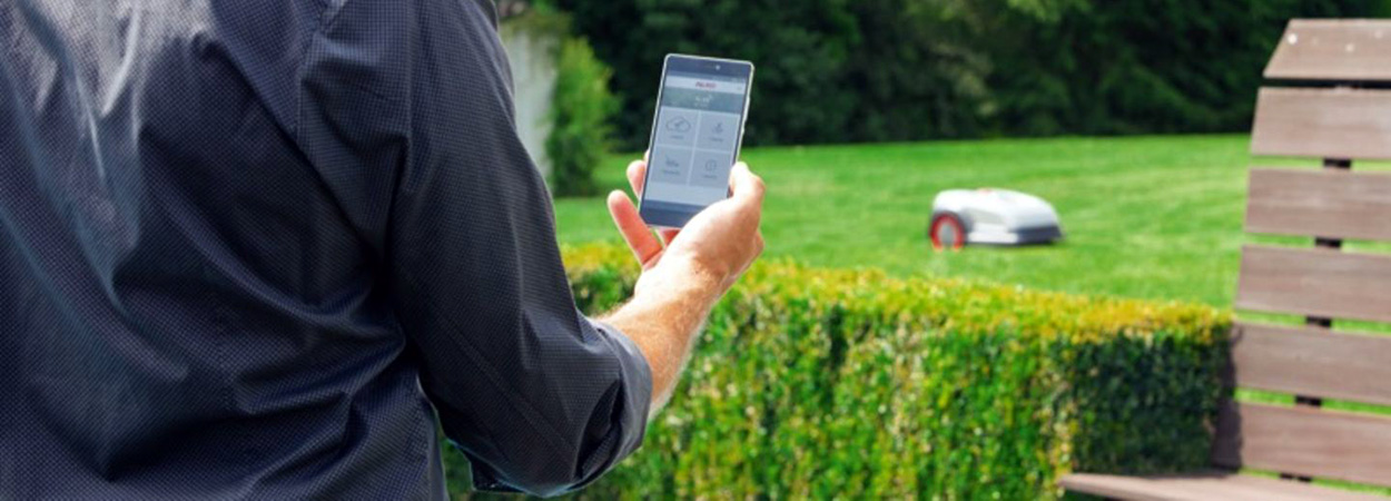 Самохідні газонокосарки-роботи Robolinho® W мають опцію дистанційного керування