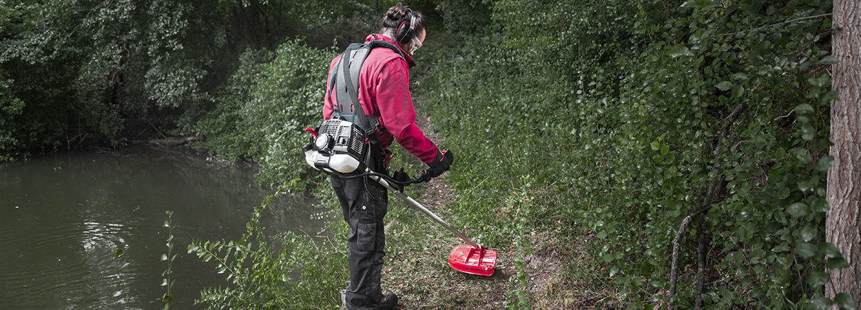 Робота з мотокосою: використання і зберігання бензинової техніки