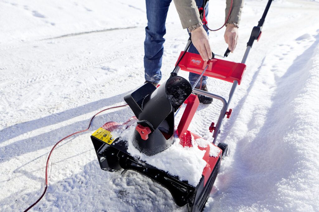 Для регулювання роботи снігоприбирача важливо налаштувати напрямок та кут викидання снігу.