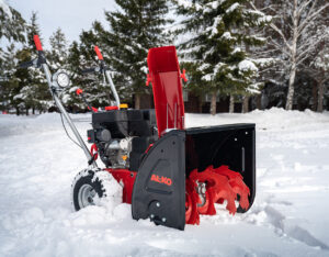Бензинові снігоочисники із зубчастим шнеком упораються з товстим шаром щільного замерзлого снігу.