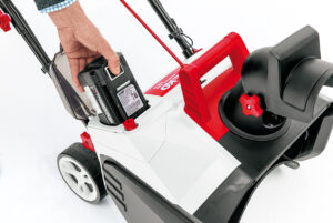 Під час зберігання акумуляторної техніки заряджену батарею потрібно від’єднати від контактних рознімачів.