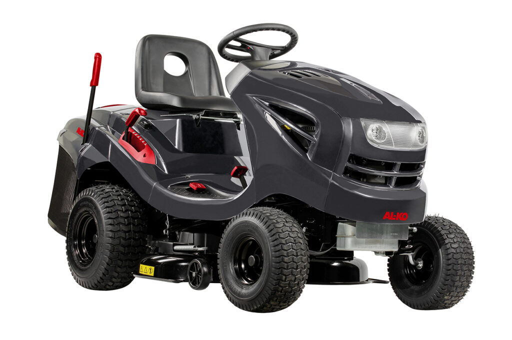 Садовый трактор AL-KO Comfort 18-103.2 HD имеет рабочую ширину в 110 см – при боковом выбросе и 103 см – при заднем выбросе травы.