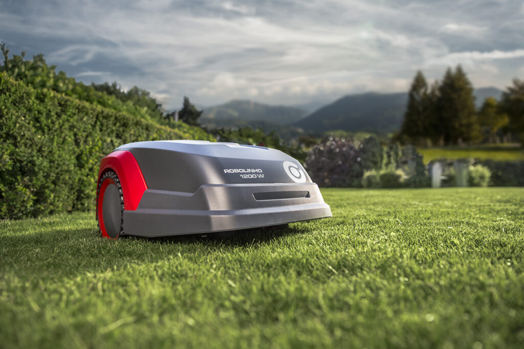 Робот-газонокосарка Robolinho® за роботою.