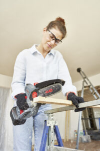 Акумуляторний інструмент придатний для зручної повсякденної роботи під час ремонту в будинку або на ділянці.