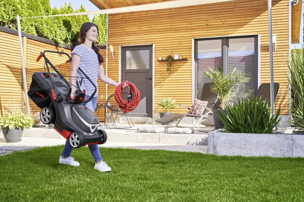 Складана рукоятка дає можливість техніці займати мінімум місця зберігання.