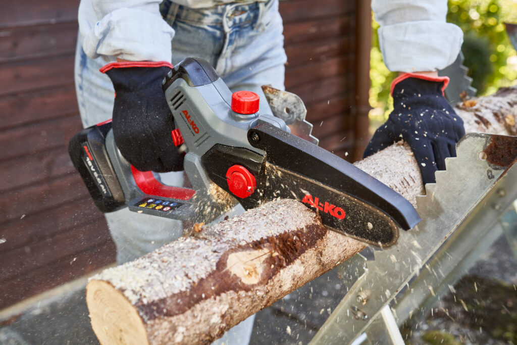 Завдяки шині завдовжки 15 см і потужному літій-іонному акумулятору на 18 В товщина різу акумуляторної міні-пили AL-KO CSM 1815 досягає 13 см