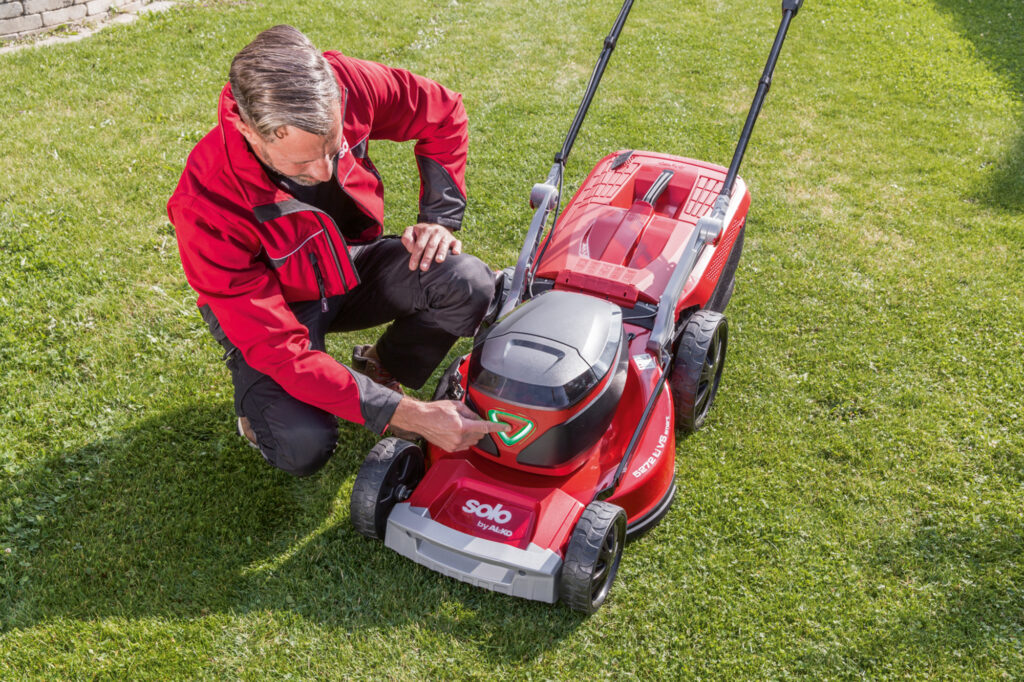 Смарткнопка газонокосарок дозволяє контролювати стан зарядження акумуляторів та з’єднання зі смартфоном, а також визначити до трьох окремих сценаріїв роботи в системі «розумний сад» за технологією IFTTT. 