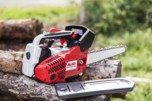 «Одноручна» бензинова міні-пила BKS 2625 стане у нагоді для догляду за садом та для формування крони дорослих дерев