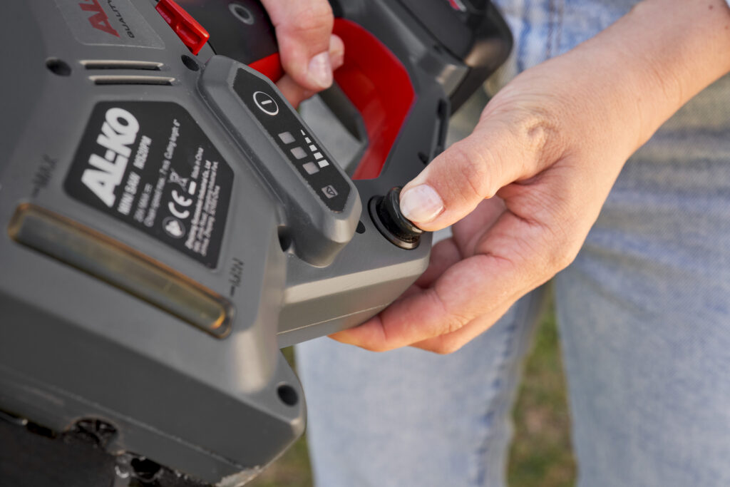 Система автоматичного змащення SDL® – Smart Dynamic Lubrication – змащує ланцюг у міру потреби. Достатньо натиснути кнопку, і ланцюг буде змащено.