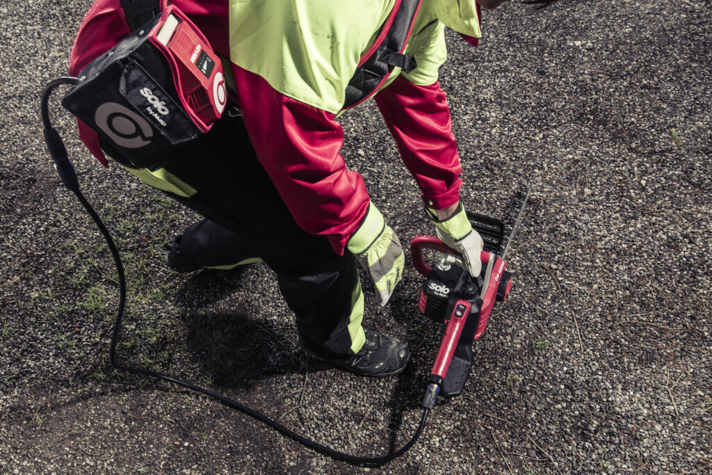 Напівпрофесійна акумуляторна пила solo® by AL-KO CS 4235 оснащується містким акумулятором на 42 В ємністю 7,5 А-год