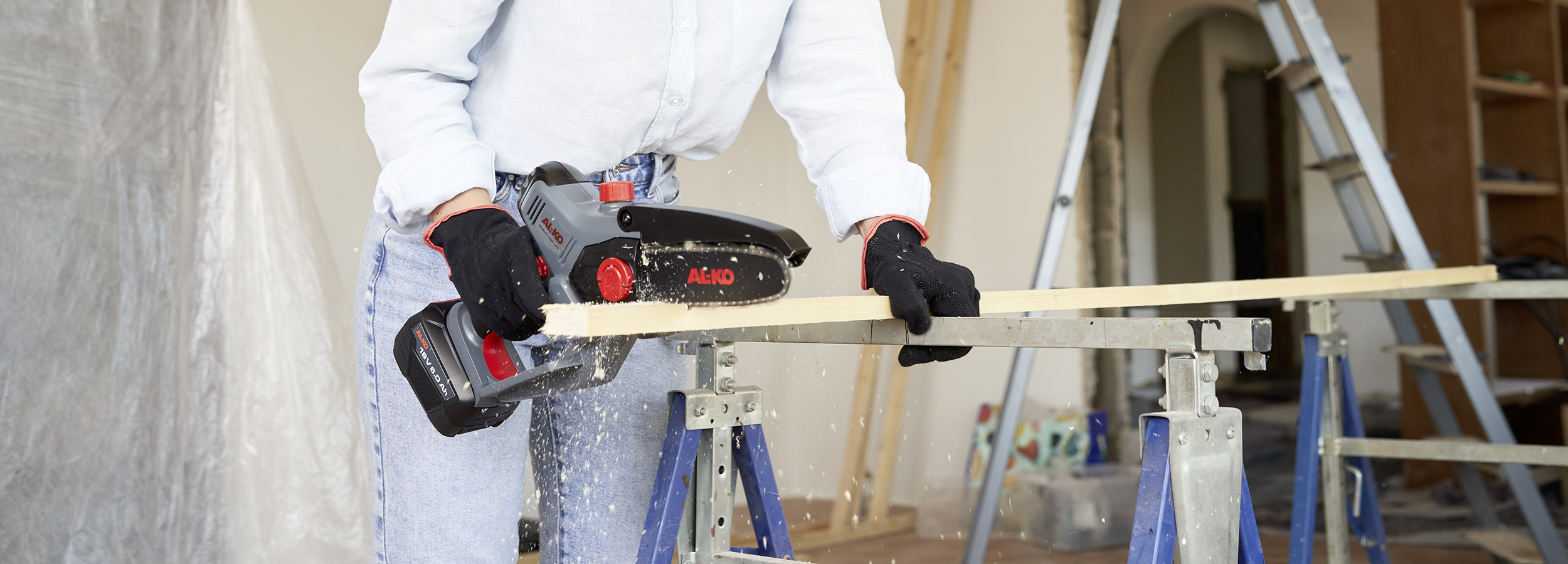 Мощный малыш: аккумуляторная цепная мини-пила CSM 1825 из серии AL-KO 18 В Bosch Home & Garden