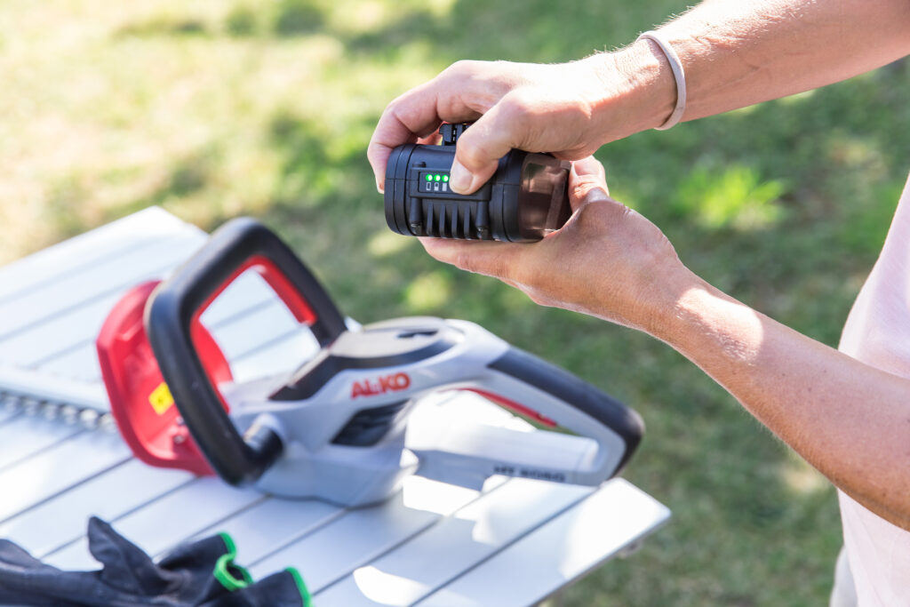 З зарядним пристроєм та акумулятором: кущоріз HT 2000 з батареєю на 18 В