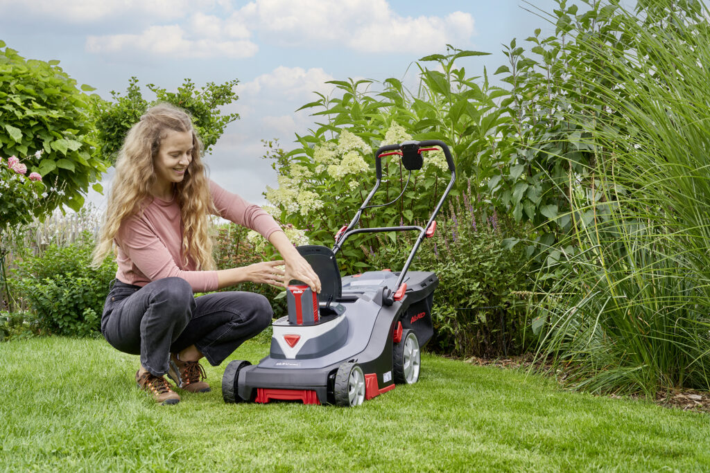 Новые аккумуляторные газонокосилки 3.25 Li, 3.85 Li, 38.5 Li и 385 Li можно будет купить как отдельно, так и в виде комплекта с батареей и зарядным устройством.