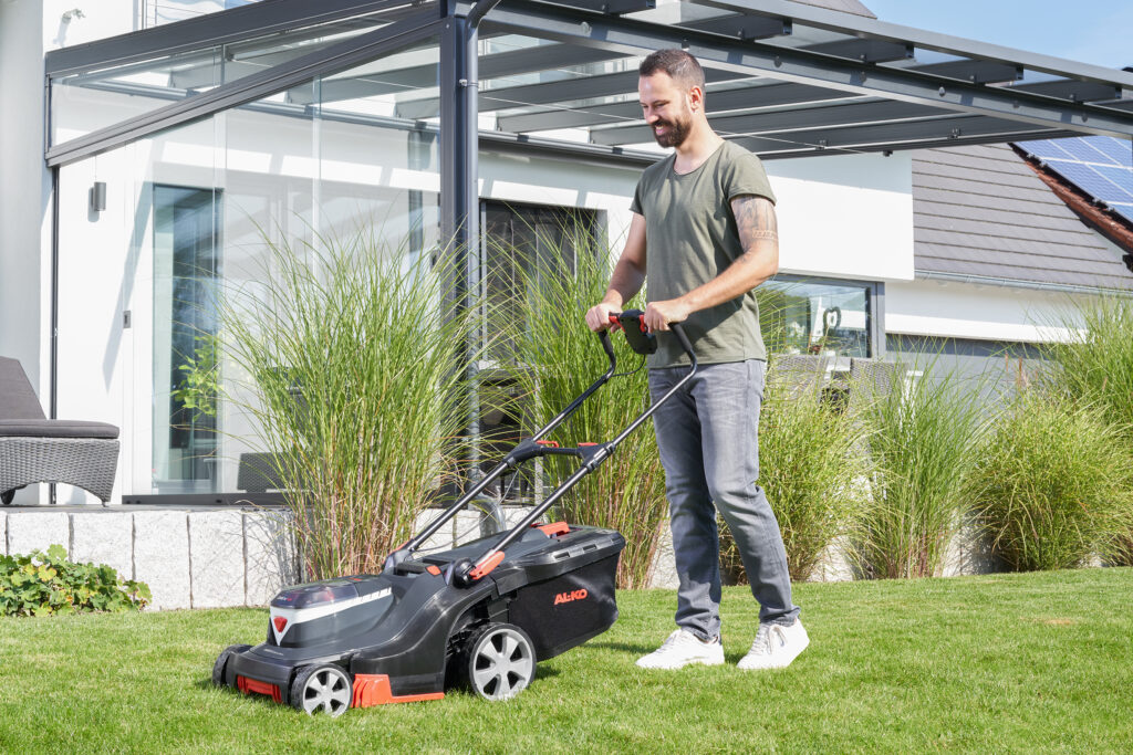 Газонокосилка 385 Li Premium на 36 В с двуручным управлением и смарт-панелью maxRun® & smart предлагает наиболее комфортный режим использования техники.