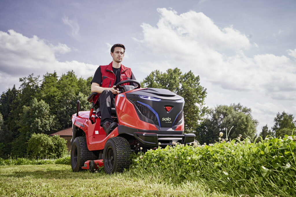 Екологічні газонокосарки майбутнього: AL-KO представила лінійку акумуляторних садових тракторів