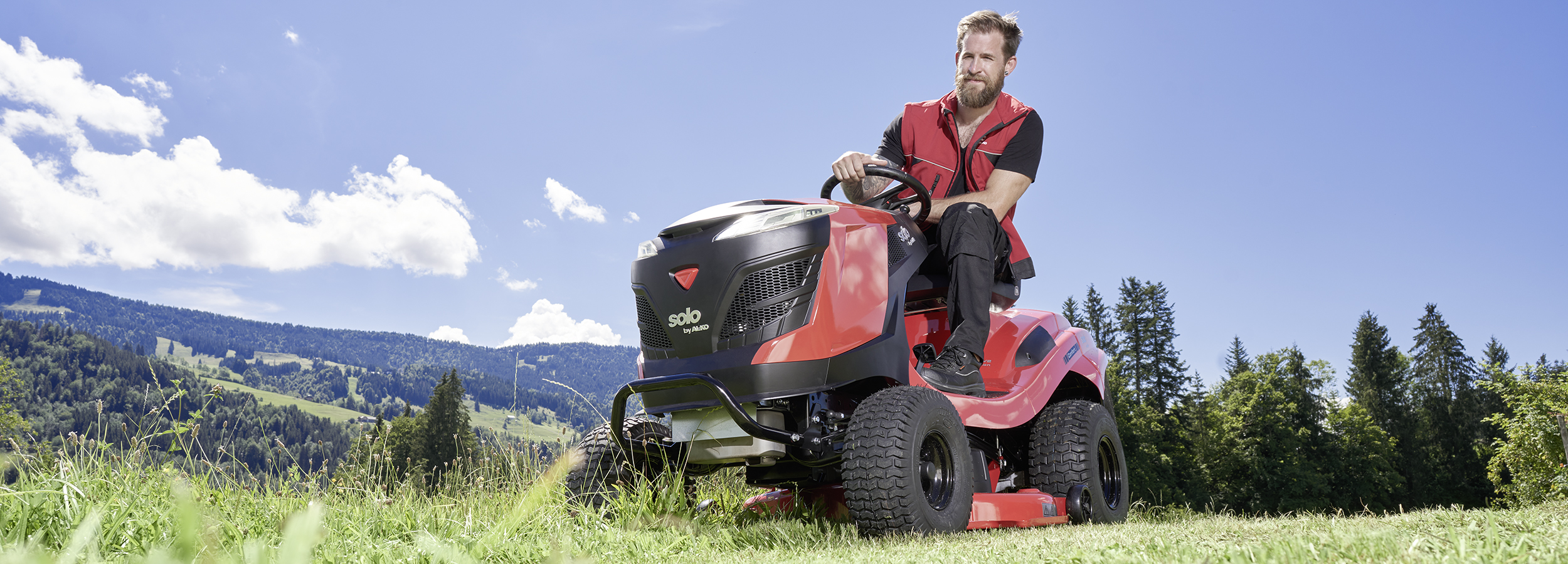 Бензиновые тракторы COMFORT pro: улучшенное поколение тракторов-газонокосилок с задним выбросом