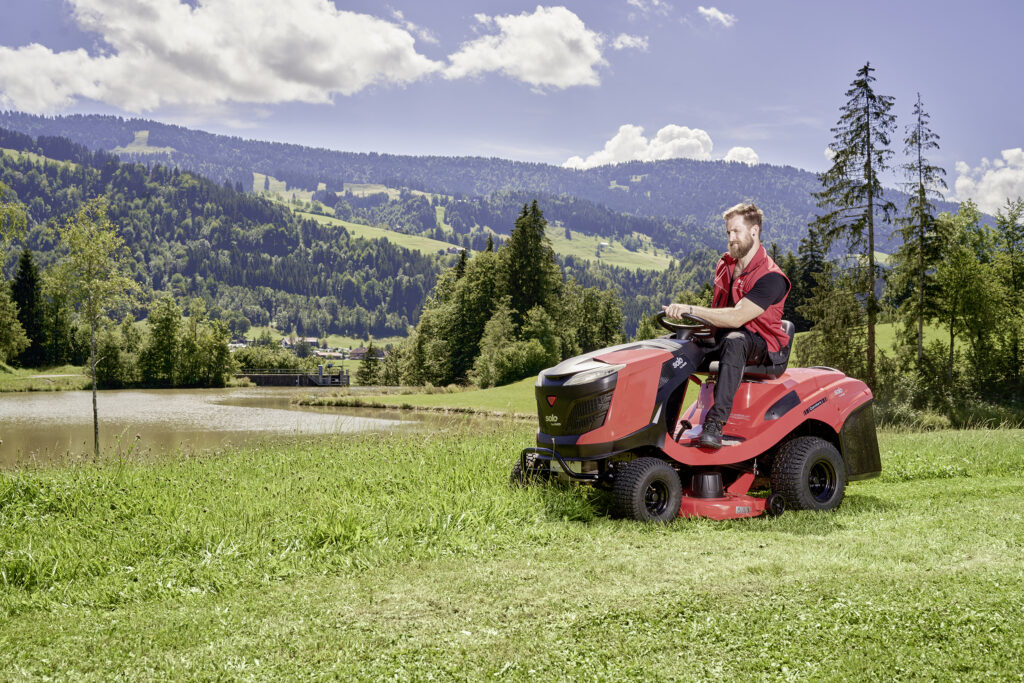 Бензинові трактори COMFORT pro: покращене покоління тракторів-газонокосарок із заднім викидом