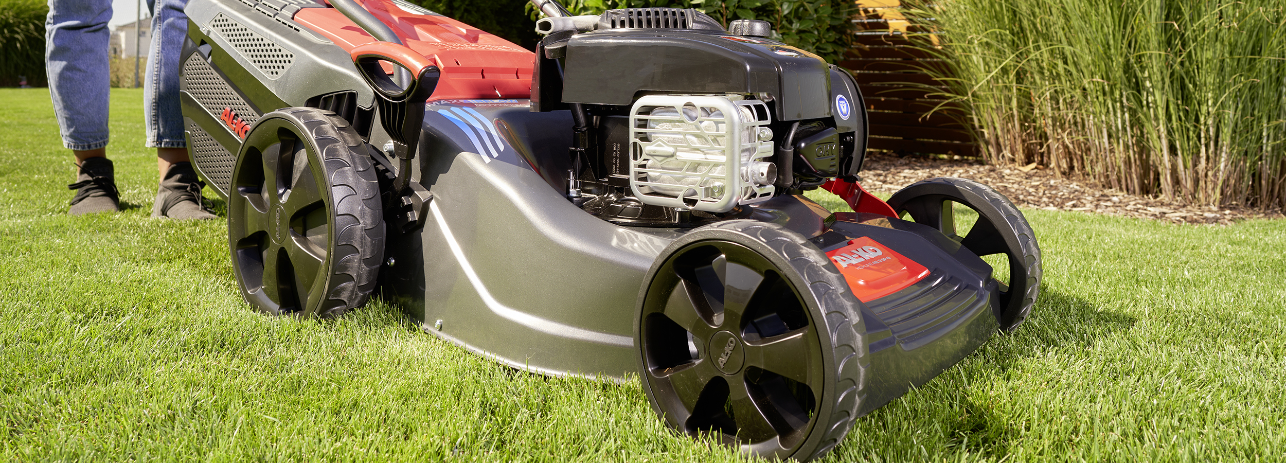 Бензиновые газонокосилки AL-KO: удобные, стильные и с полным оснащением